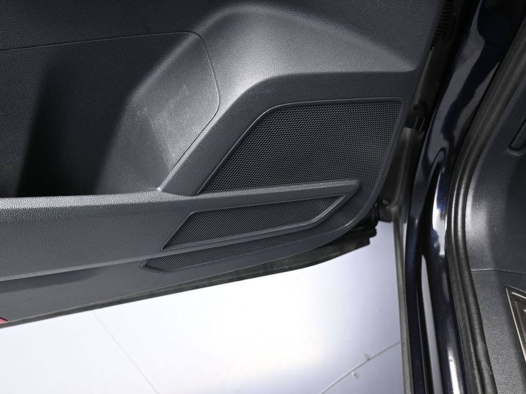 Used 2022 Deep Black Volkswagen 3.6L V6 SE w/Technology image 15