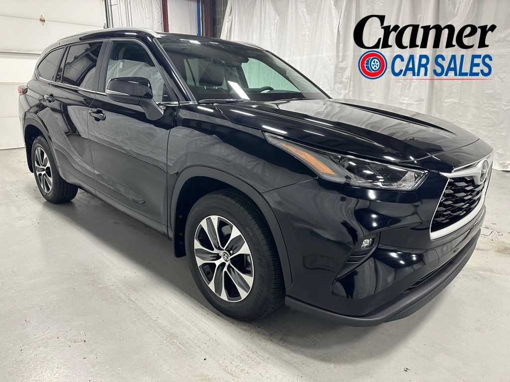 Midnight Black Metallic 2025 Toyota Highlander XLE AWD SUV / Crossover All-Wheel Drive 8-Speed Automatic