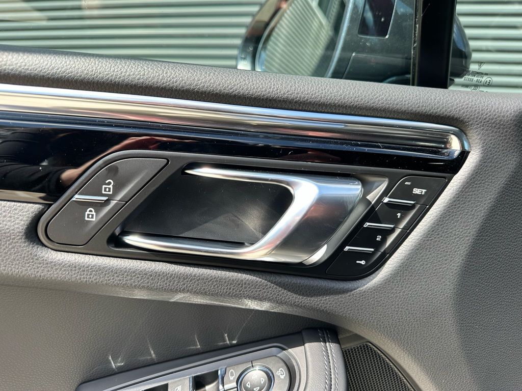 Thumbnail: 2026 Porsche Macan - 20