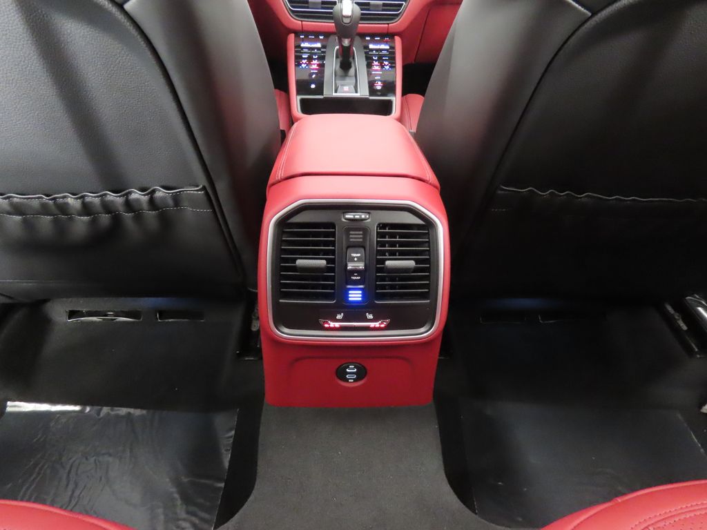 Thumbnail: 2026 Porsche Macan - 32