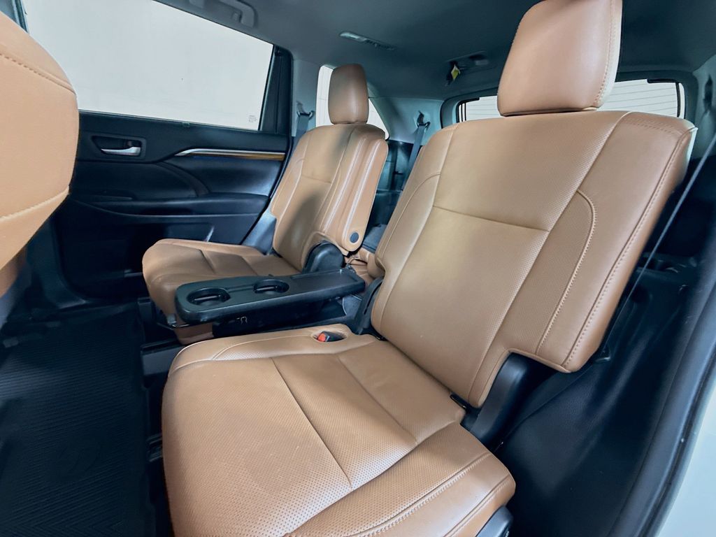 Thumbnail: 2019 Toyota Highlander - 25
