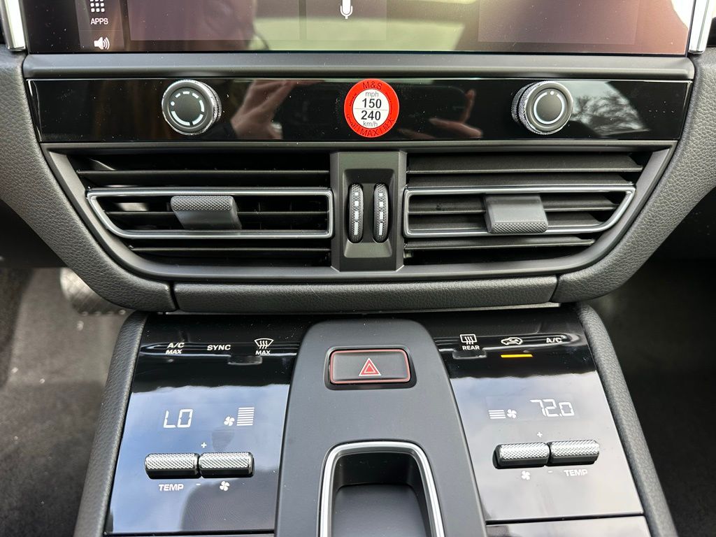 Thumbnail: 2026 Porsche Macan - 25