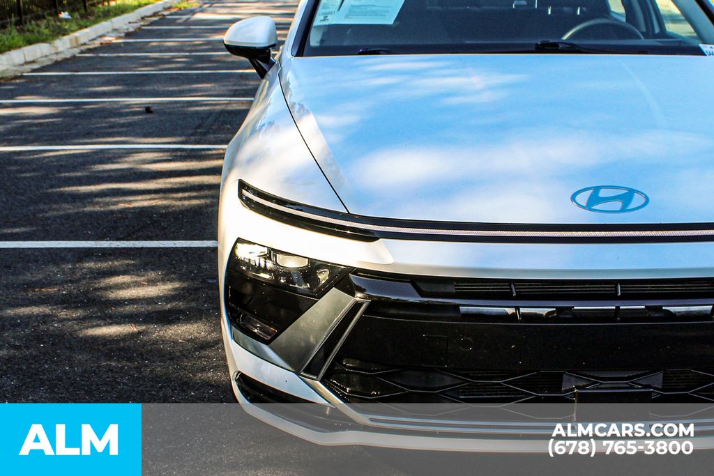 Used 2025 White Hyundai SEL image 11