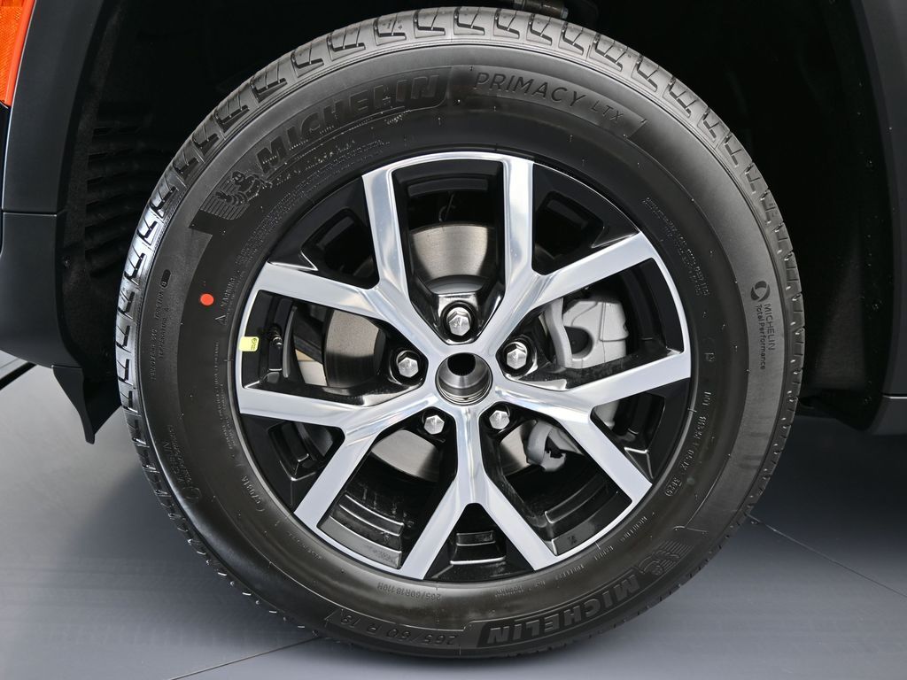 Used 2025 Diamond Black Crystal Pearlcoat Jeep Limited image 34