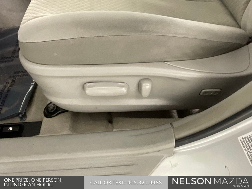 Used 2008 Silver Toyota LE image 25