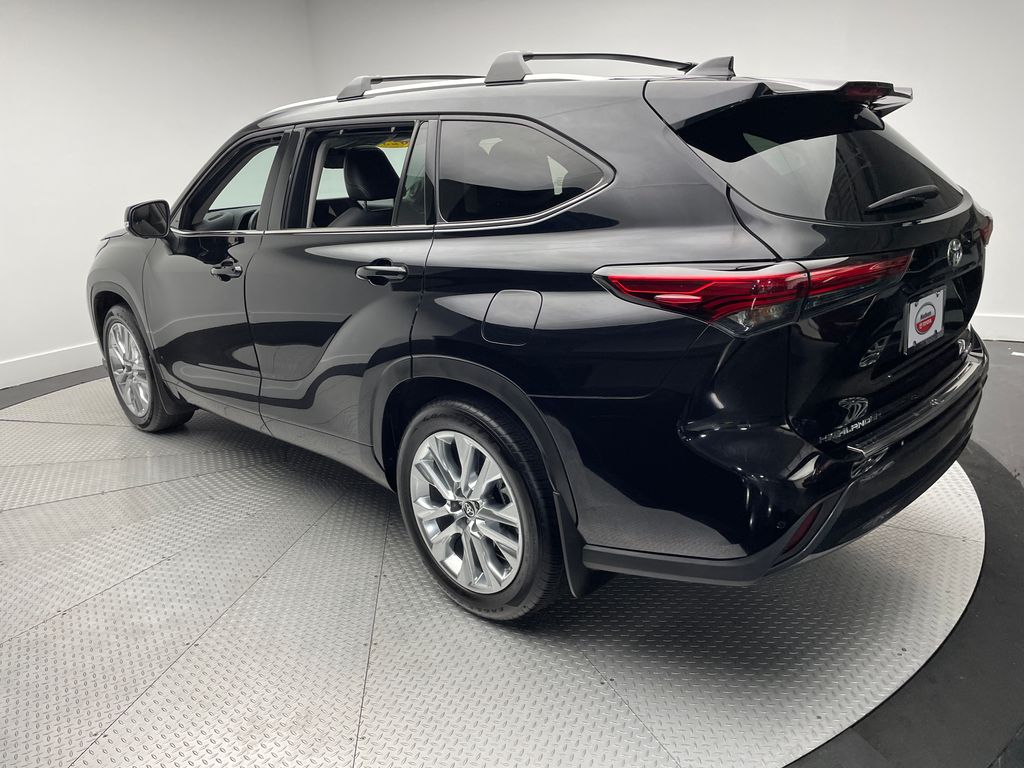 Thumbnail: 2023 Toyota Highlander - 7