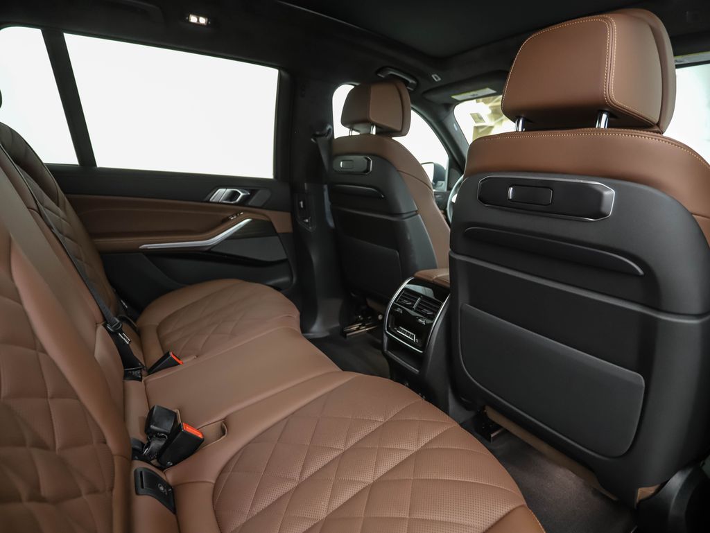 Thumbnail: 2024 BMW X7 - 32