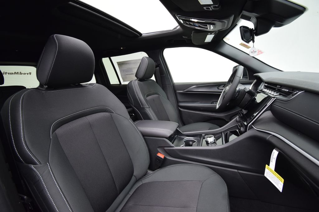 new 2026 Jeep Grand Cherokee car, priced at $37,883