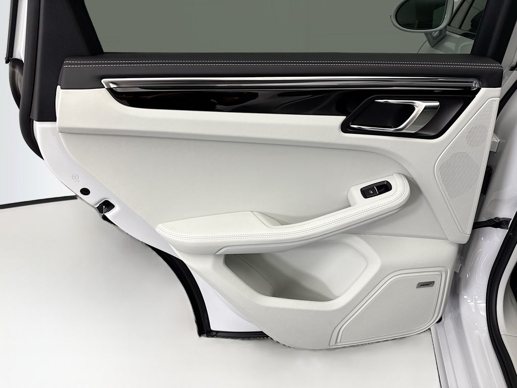 Thumbnail: 2026 Porsche Macan - 27