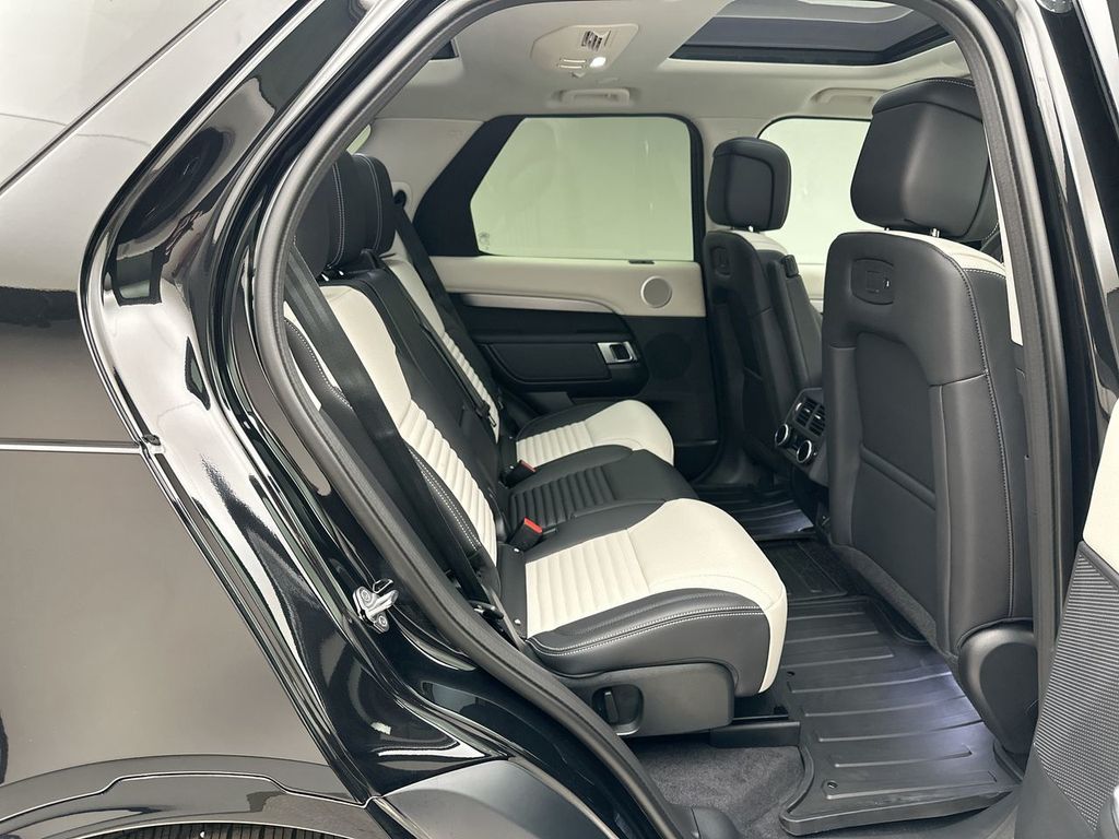 Thumbnail: 2026 Land Rover Discovery - 7