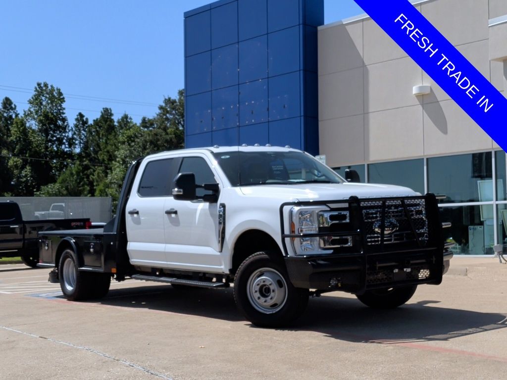 Oxford White 2025 Ford F-350 Super Duty Chassis Pickup Truck Four-Wheel Drive Automatic