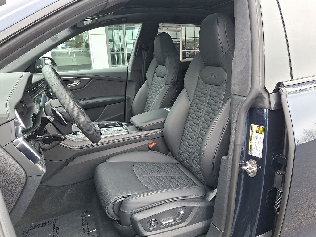 Thumbnail: 2026 Audi RS Q8 - 13