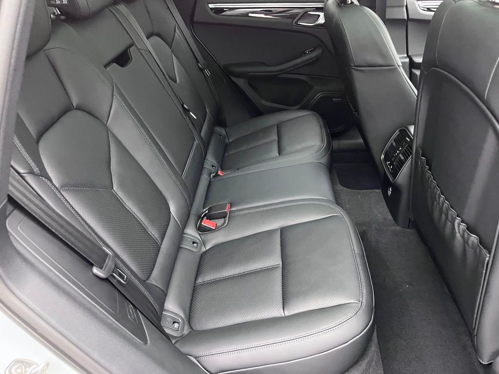 2025 Porsche Macan  25