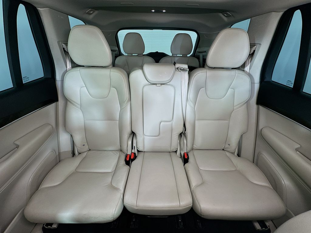 Used 2019 Blue Volvo T6 Momentum image 13