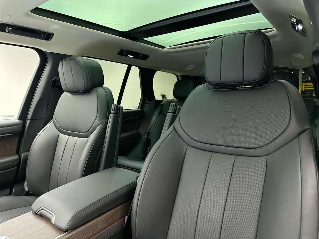 2025 Land Rover Range Rover SE 10