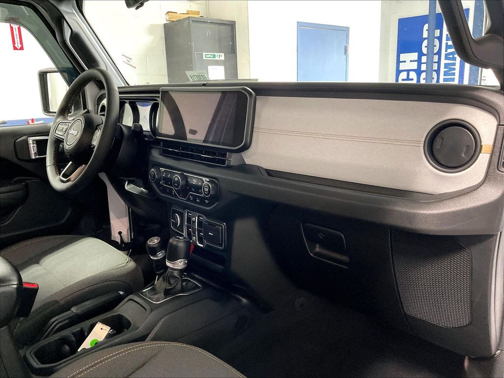 2024 Jeep Wrangler — photo 14