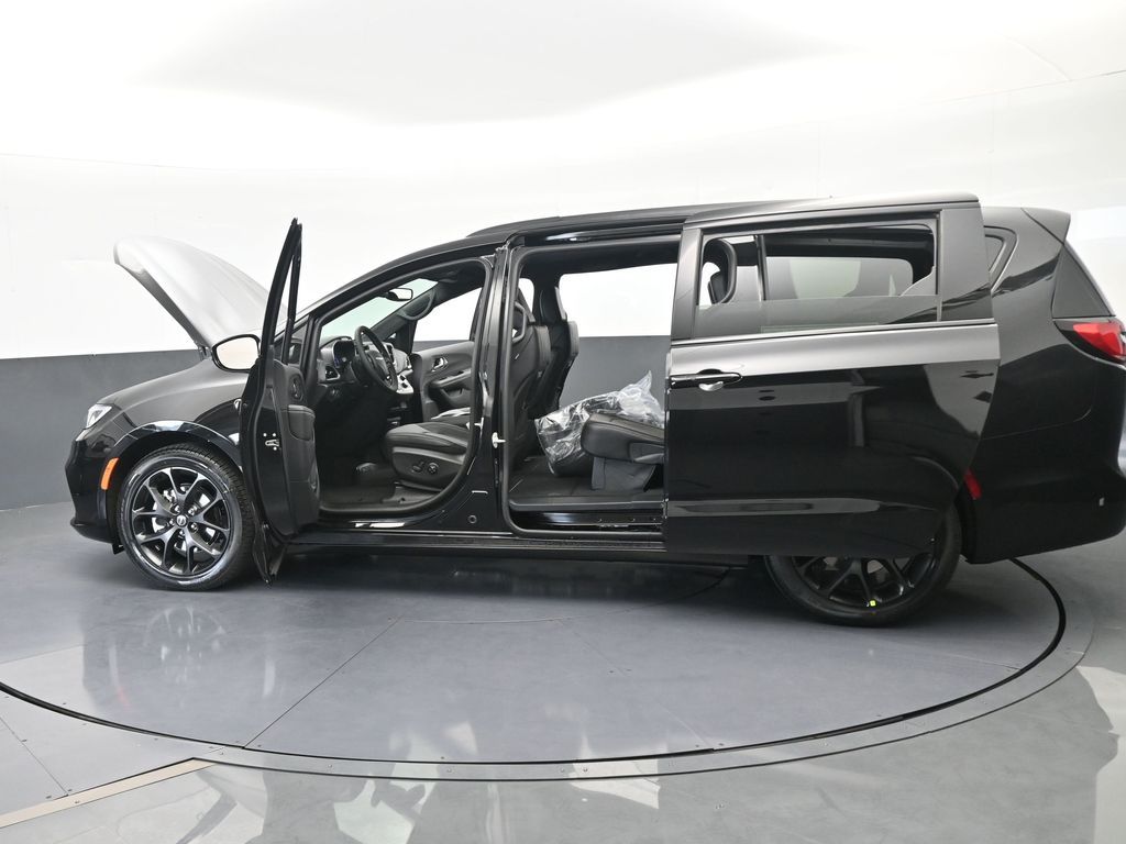 New 2026 Diamond Black Crystal Pearlcoat Chrysler Select image 76