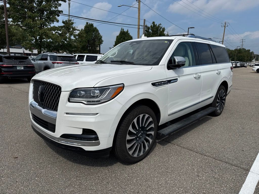 Pristine White Metallic Tri-Coat 2023 Lincoln Navigator SUV / Crossover Four-Wheel Drive Automatic