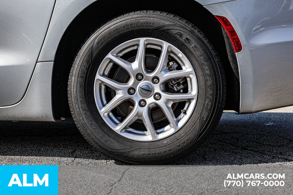 Used 2024 Silver Chrysler Touring L image 18