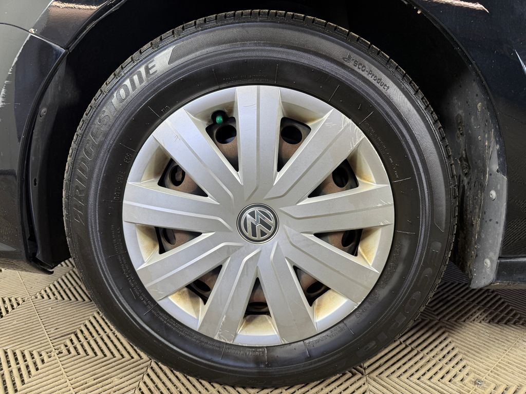 Used 2015 Black Volkswagen 2.0L S image 10