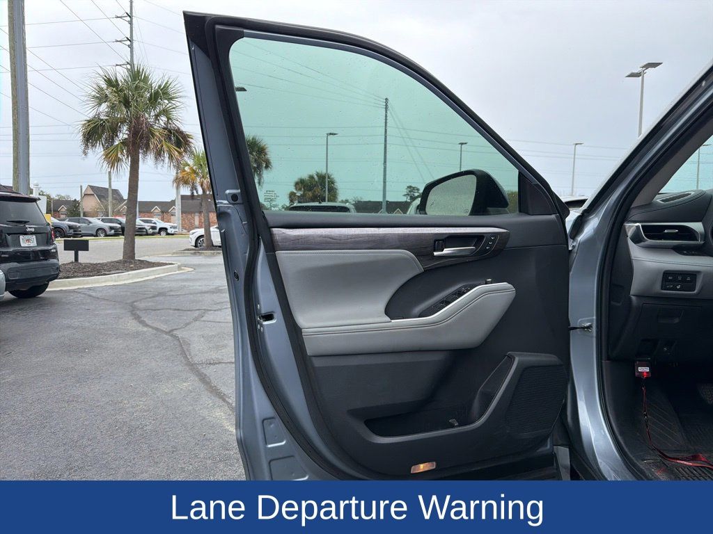 2023 Toyota Highlander Hybrid Platinum