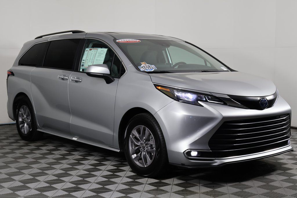 Thumbnail: 2024 Toyota Sienna - 3