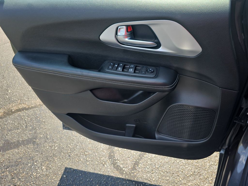 Used 2021 Chrysler Pacifica Van