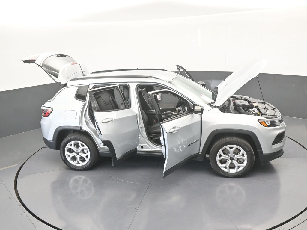 Used 2025 Silver Zynith Metallic Clearcoat Jeep Latitude image 39