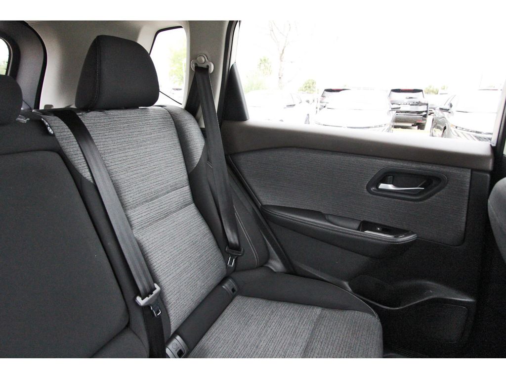2022 Nissan Rogue SV - 9