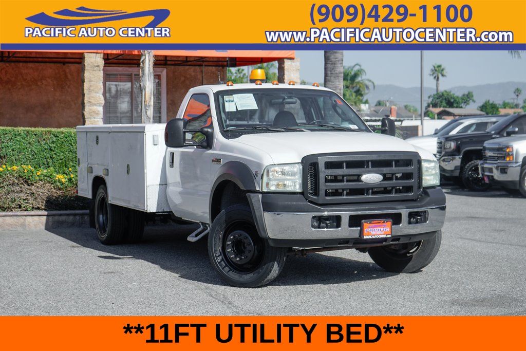 White 2006 Ford F-450 Super Duty Pickup Truck 5-Speed Automatic Overdrive