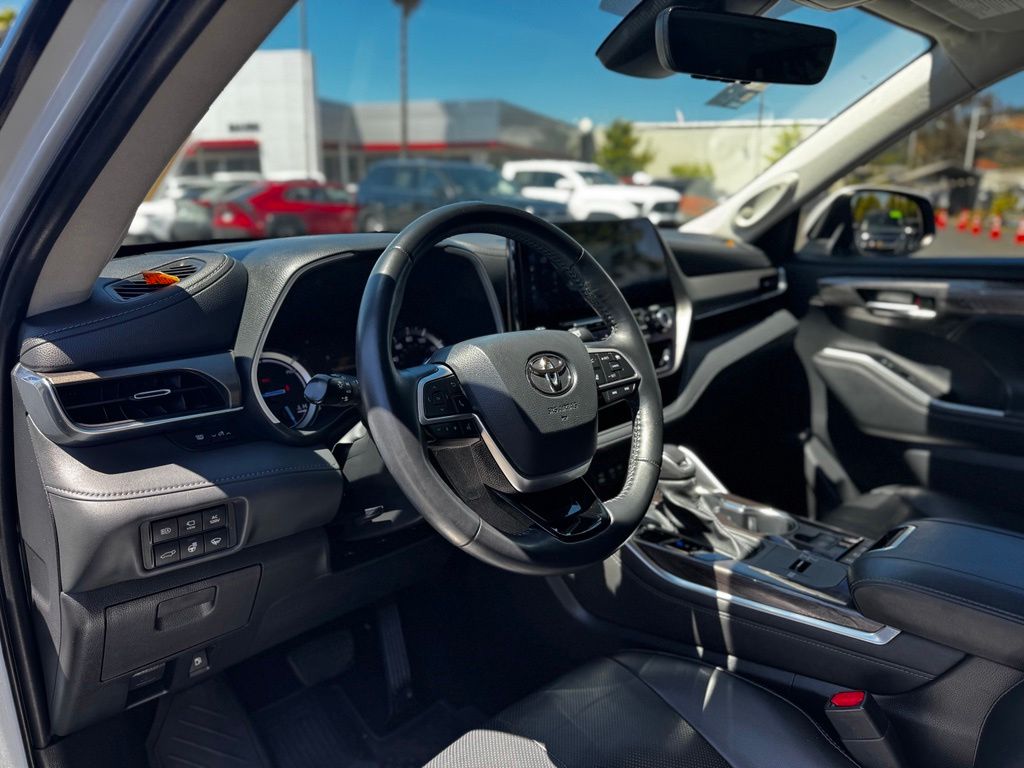 Used 2022 Toyota Highlander Hybrid SUV