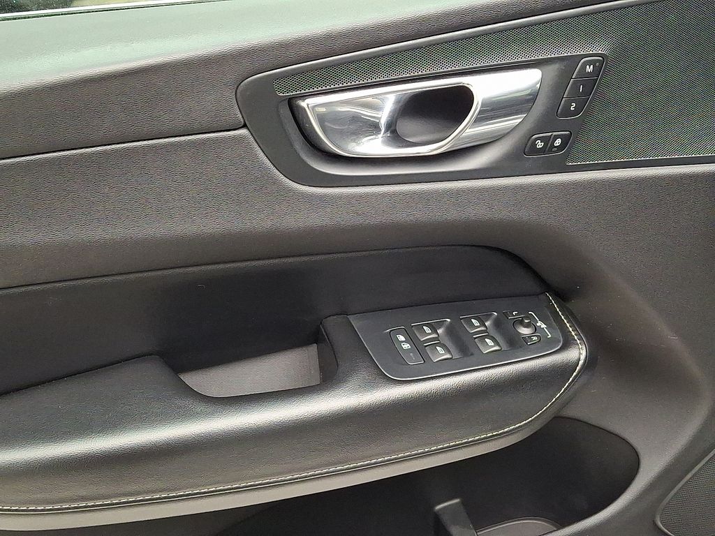 Thumbnail: 2018 Volvo XC60 - 12