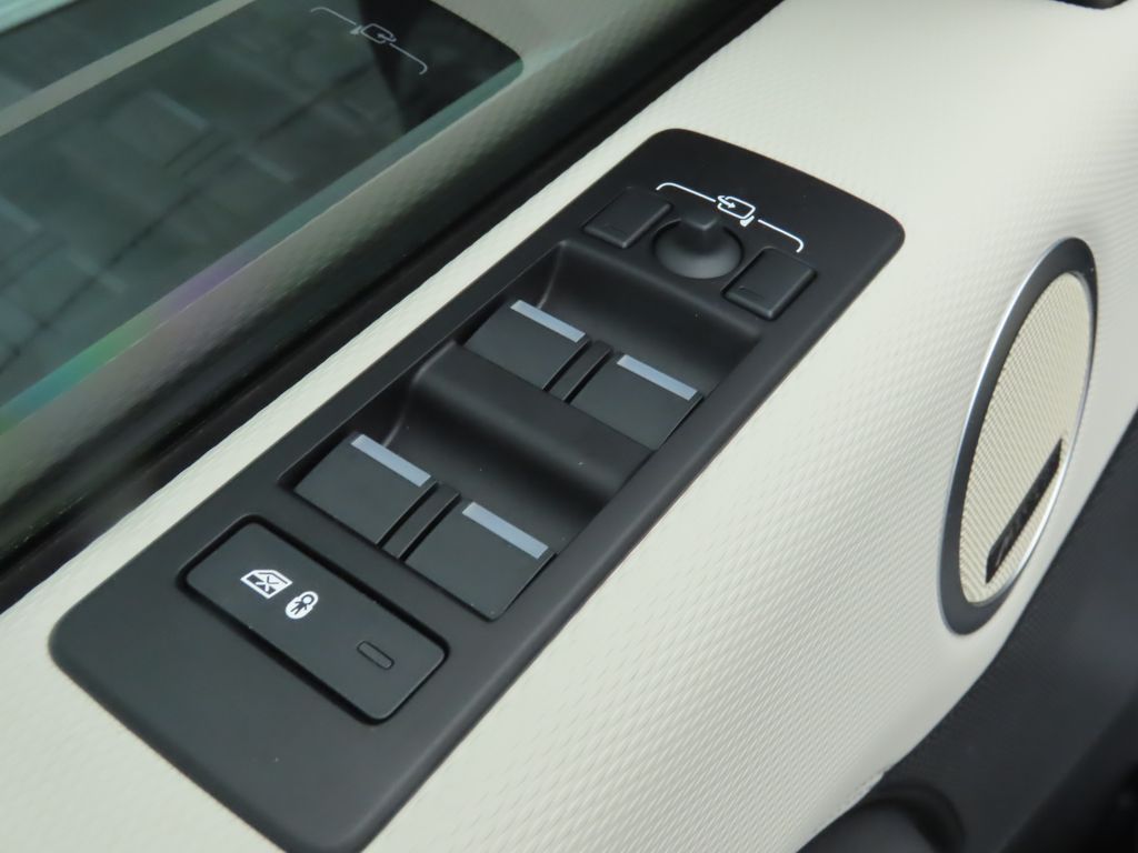 Thumbnail: 2024 Land Rover Discovery - 24