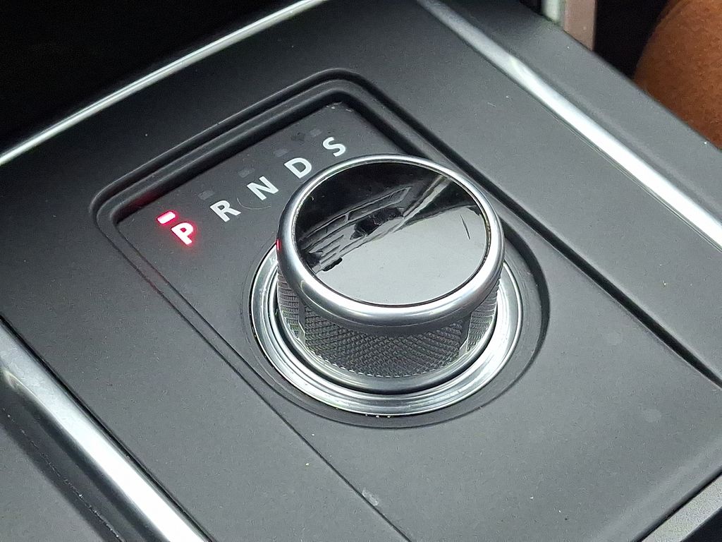 Thumbnail: 2016 Land Rover Discovery Sport - 16