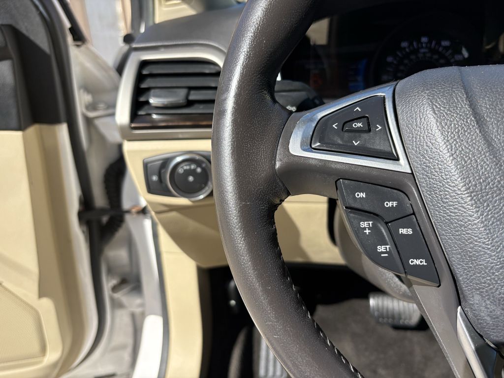 Used 2015 White Platinum Clearcoat Metallic Ford SE image 16