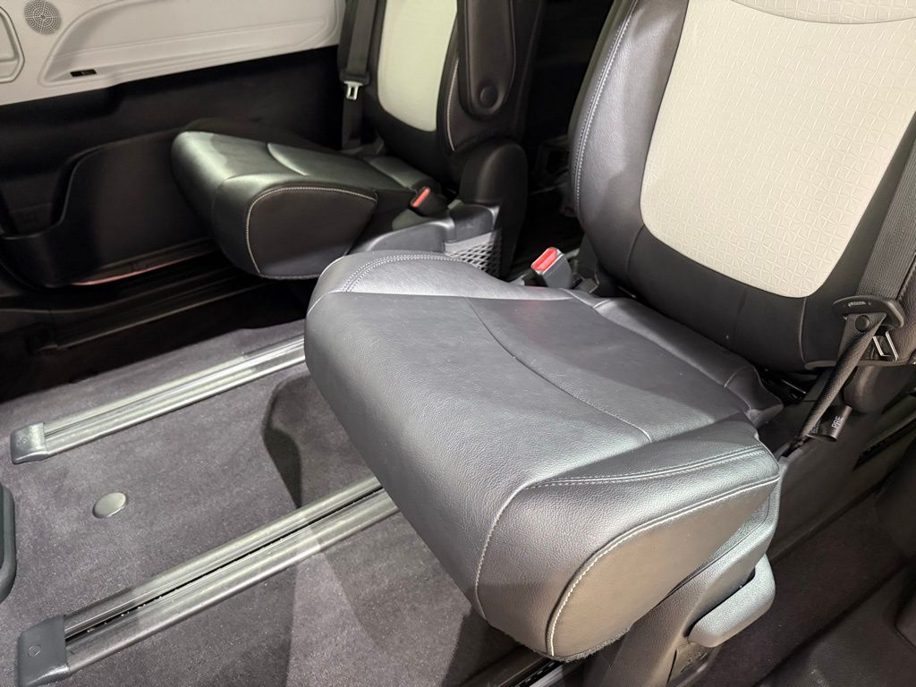 Thumbnail: 2025 Toyota Sienna - 21