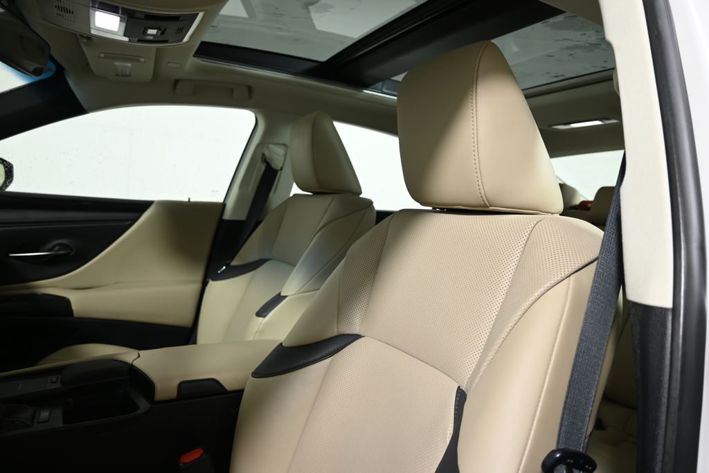 Thumbnail: 2021 Lexus ES - 4