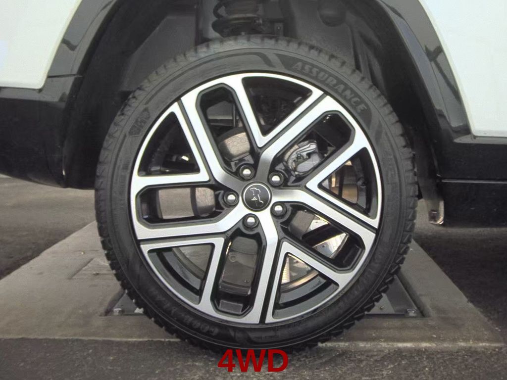 2025 Bright White Clearcoat Jeep Compass Limited 4X4 SUV
