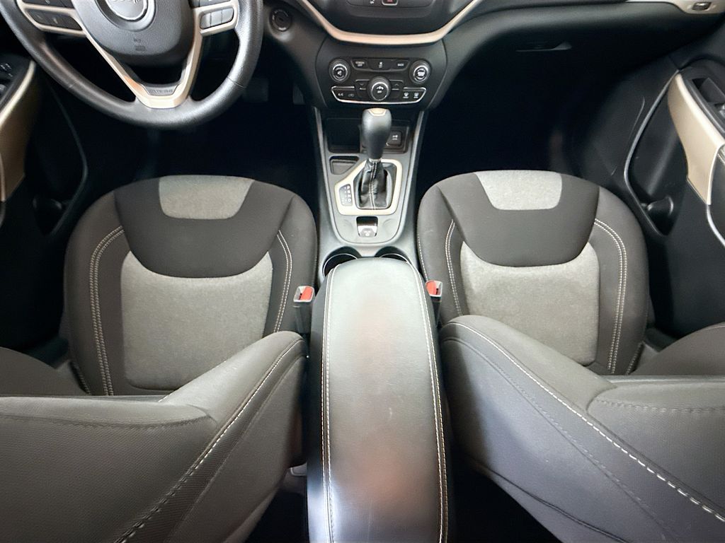 Thumbnail: 2018 Jeep Cherokee - 16