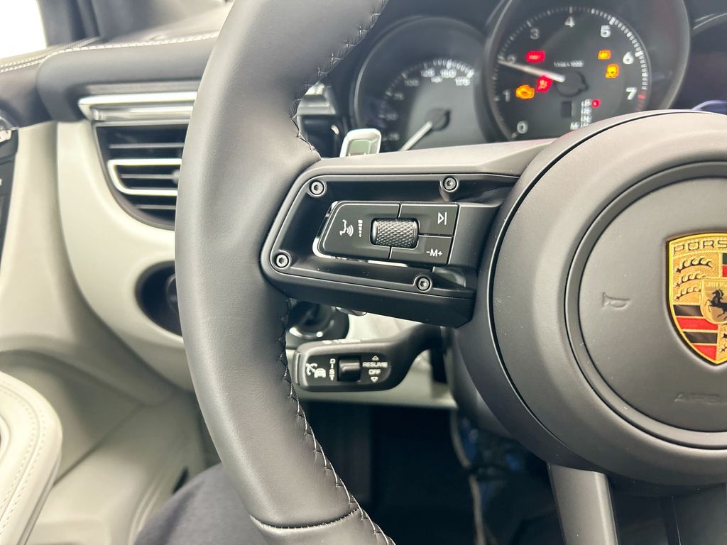 Thumbnail: 2026 Porsche Macan - 14