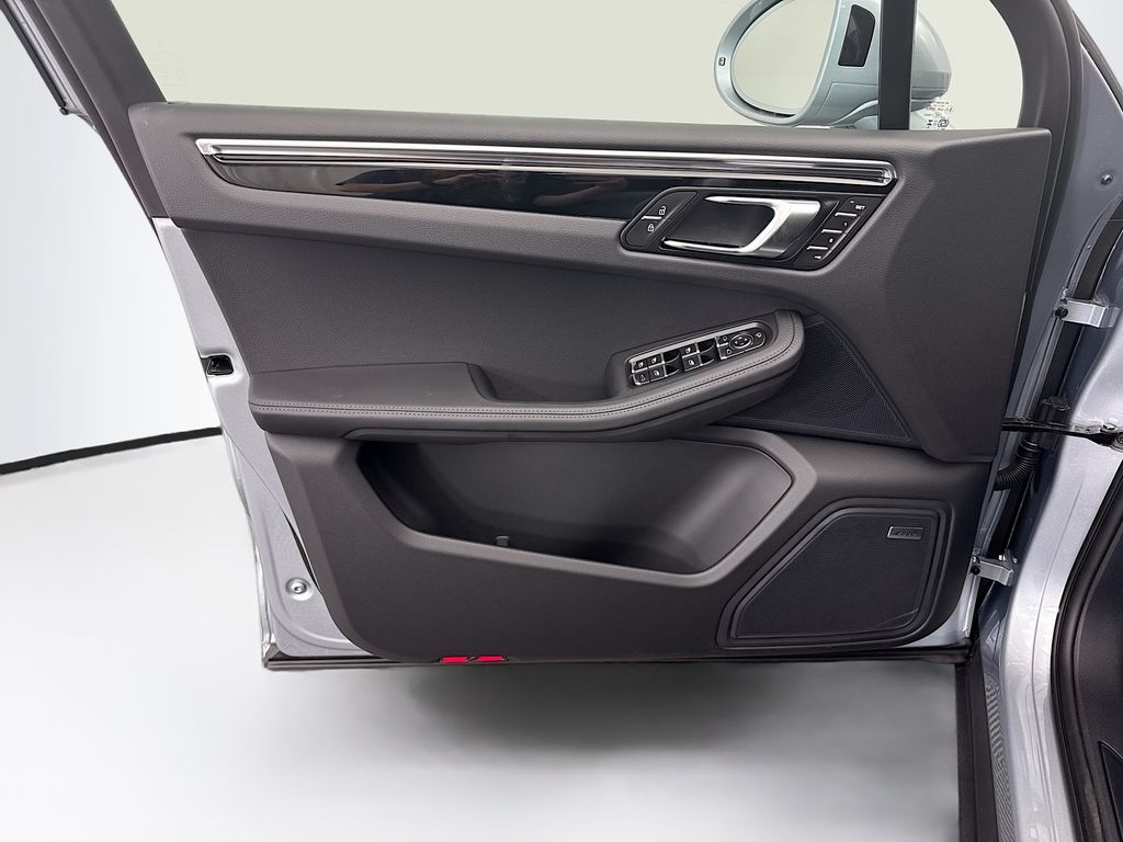 Thumbnail: 2026 Porsche Macan - 25