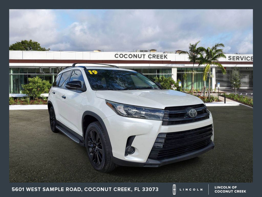 White (Blizzard Pearl) 2019 Toyota Highlander SE FWD SUV / Crossover Front-Wheel Drive 8-Speed Automatic