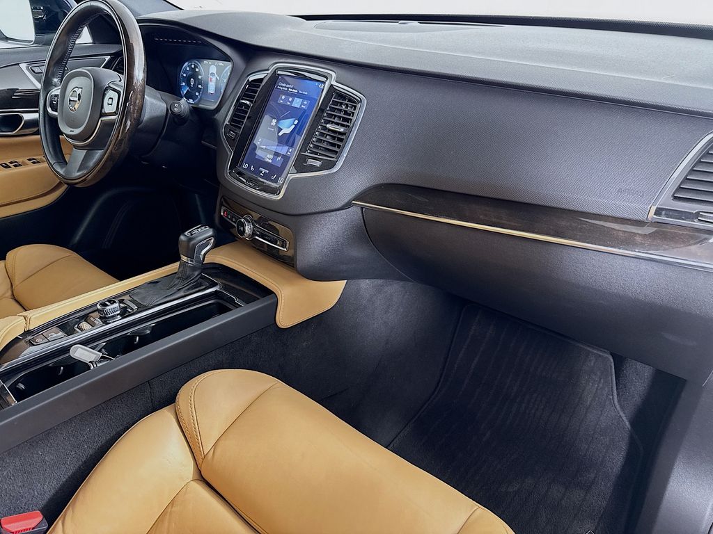 2017 Volvo XC90 T6 Momentum 30