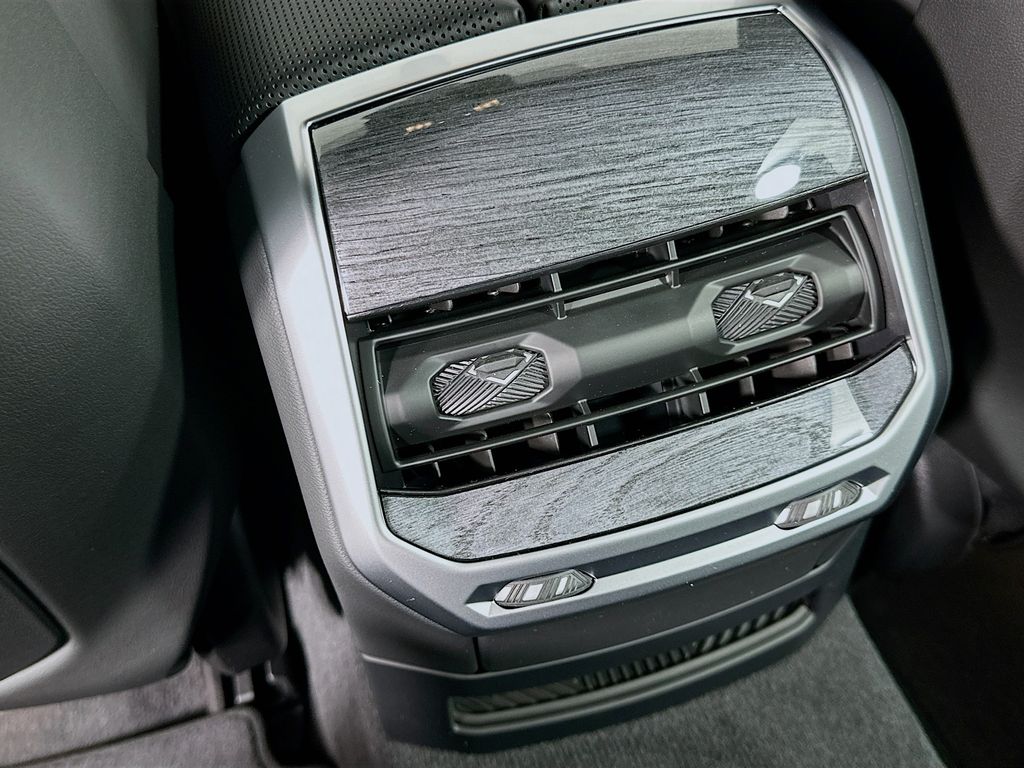 2025 BMW i7 eDrive50 18