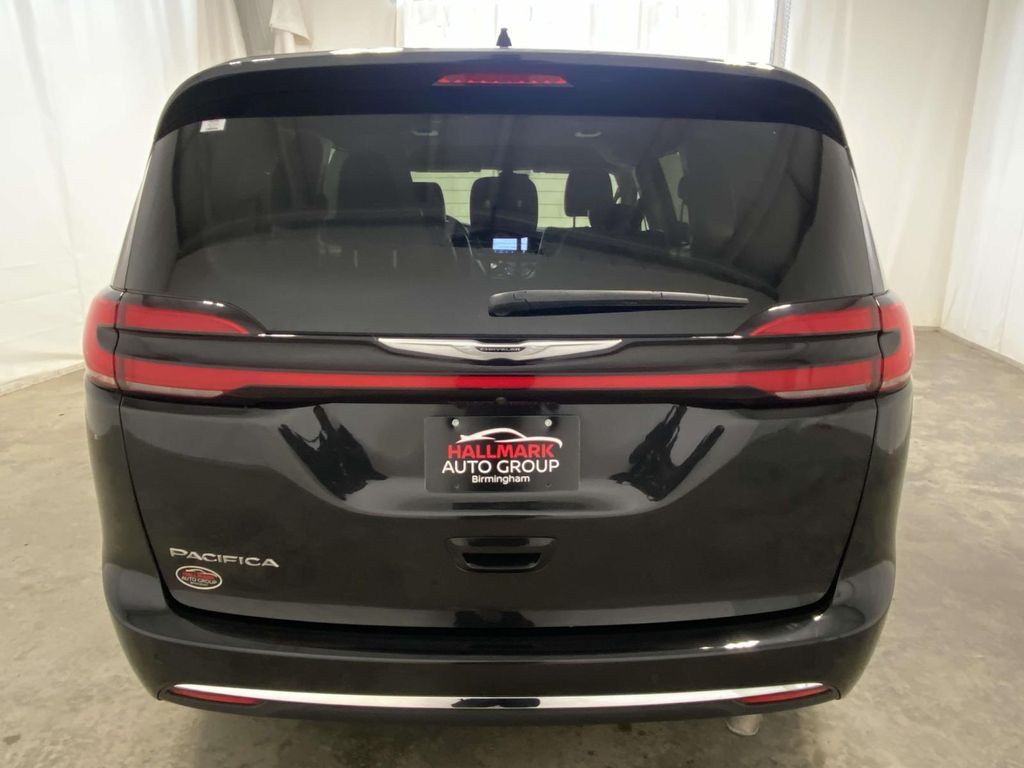 2023 Chrysler Pacifica Touring L photo 4