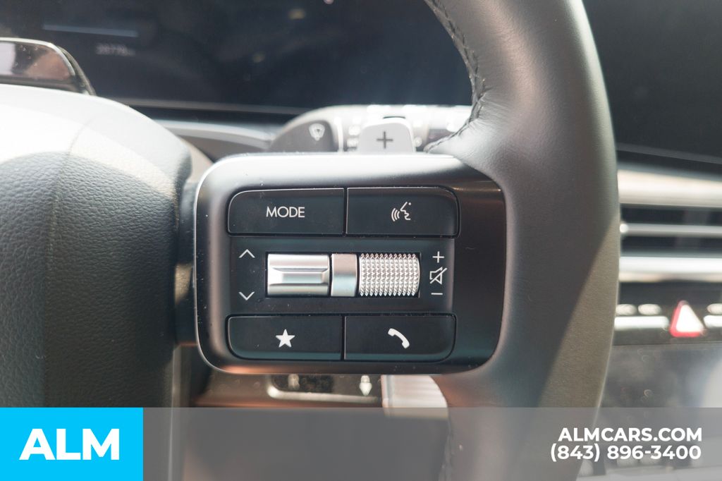 Used 2025 White Hyundai SEL image 10