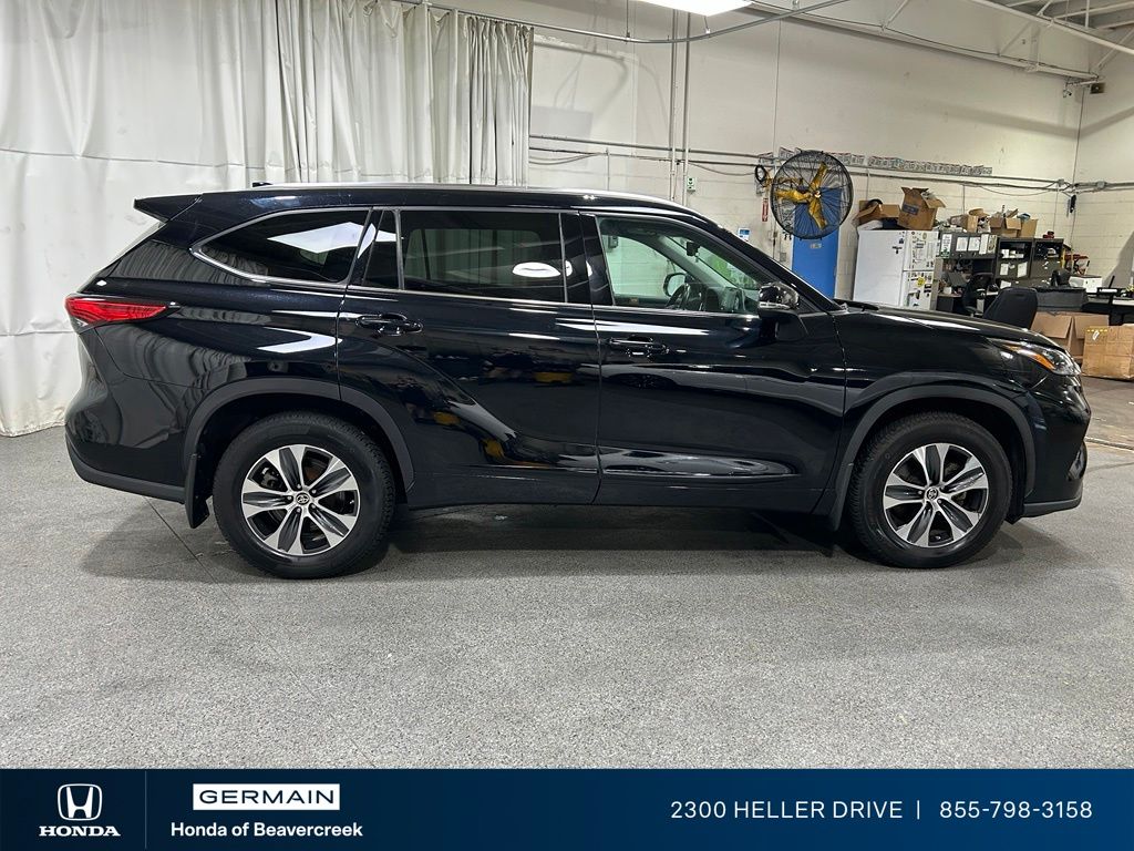 Used 2020 Black Toyota XLE image 9