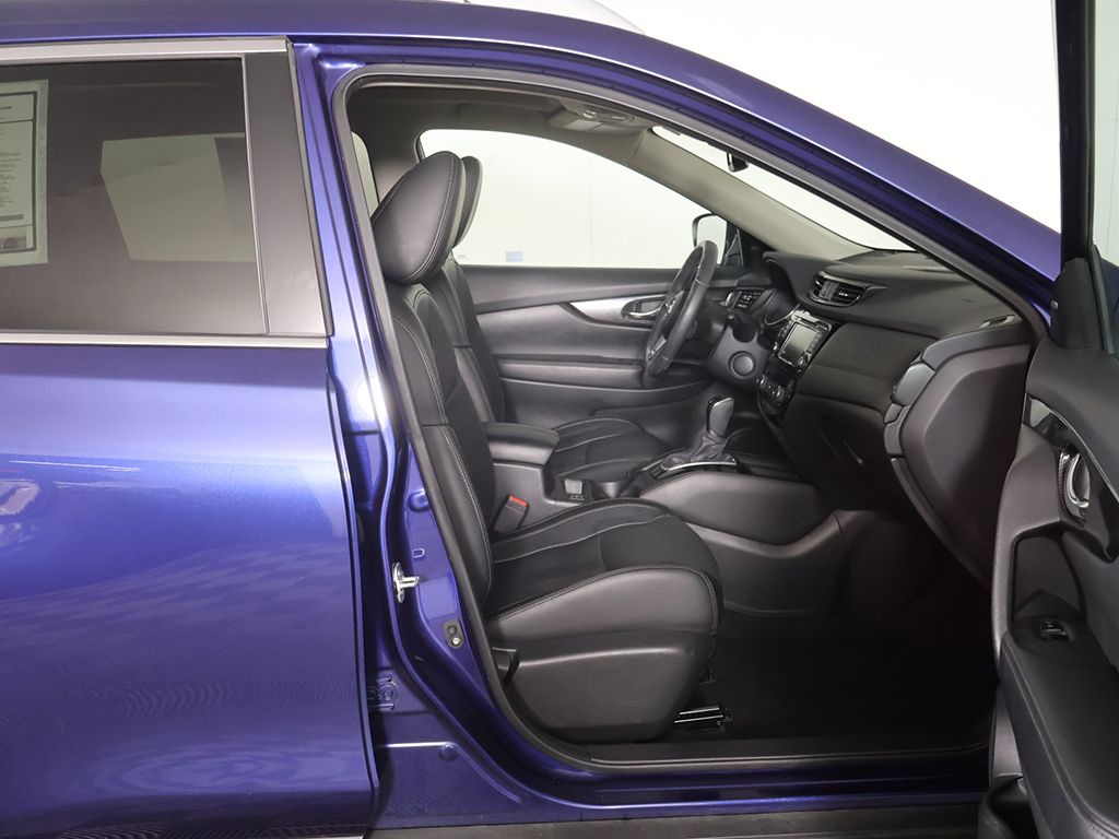 Used 2018 Blue Nissan SL image 28