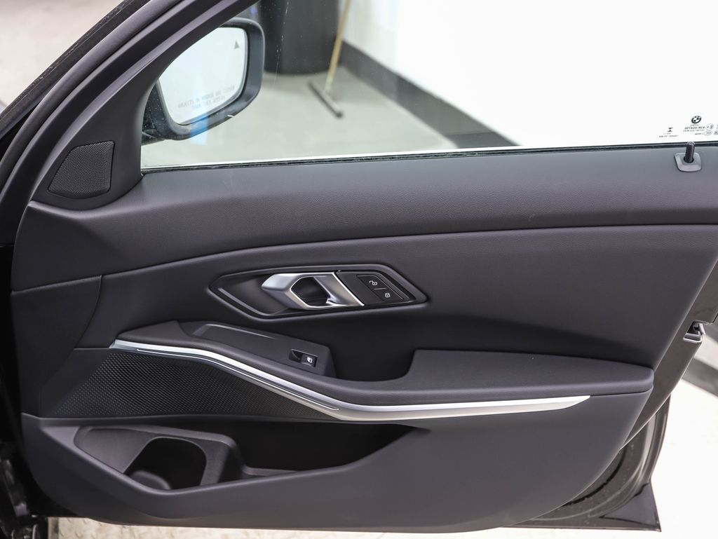 Thumbnail: 2025 BMW 3 Series - 26