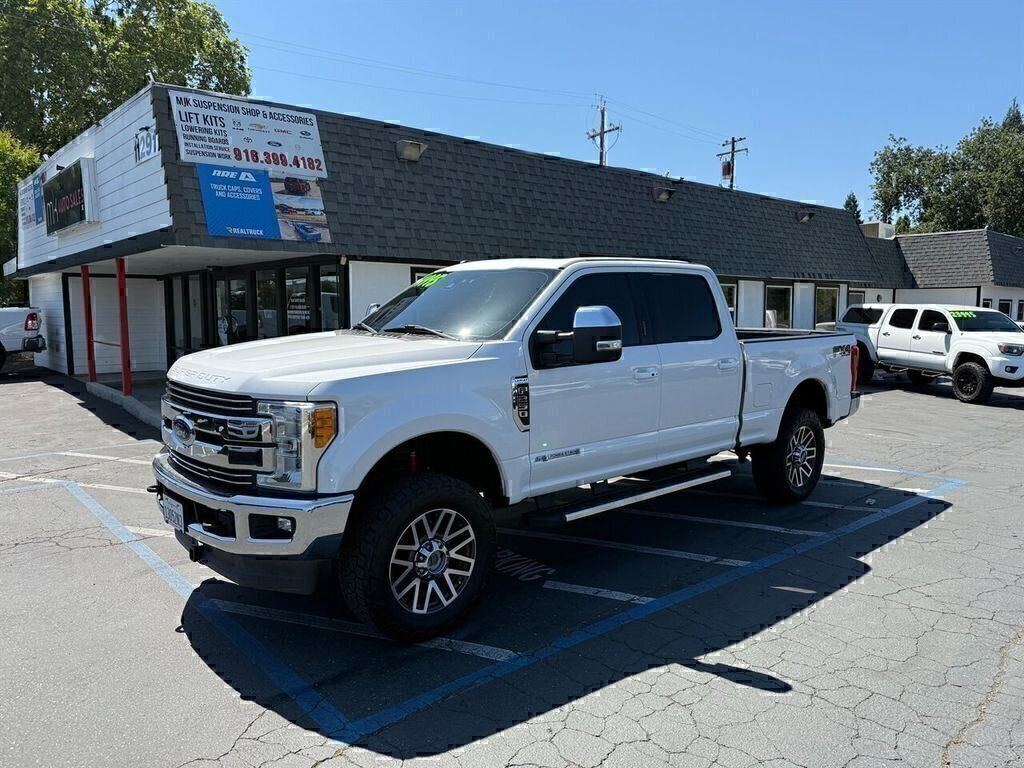 White Platinum Clearcoat Metallic 2017 Ford F-250 Super Duty Pickup Truck Four-Wheel Drive Automatic
